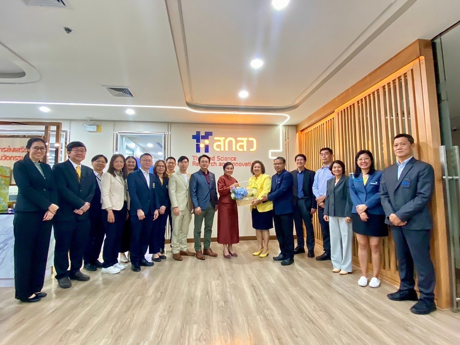 Read more about the article ศูนย์ความเป็นเลิศด้านฟิสิกส์ เข้าร่วมประชุมหารือร่วมกับผู้บริหาร สกสว. และร่วมแสดงความยินดีกับผู้อำนวยการ สกสว.