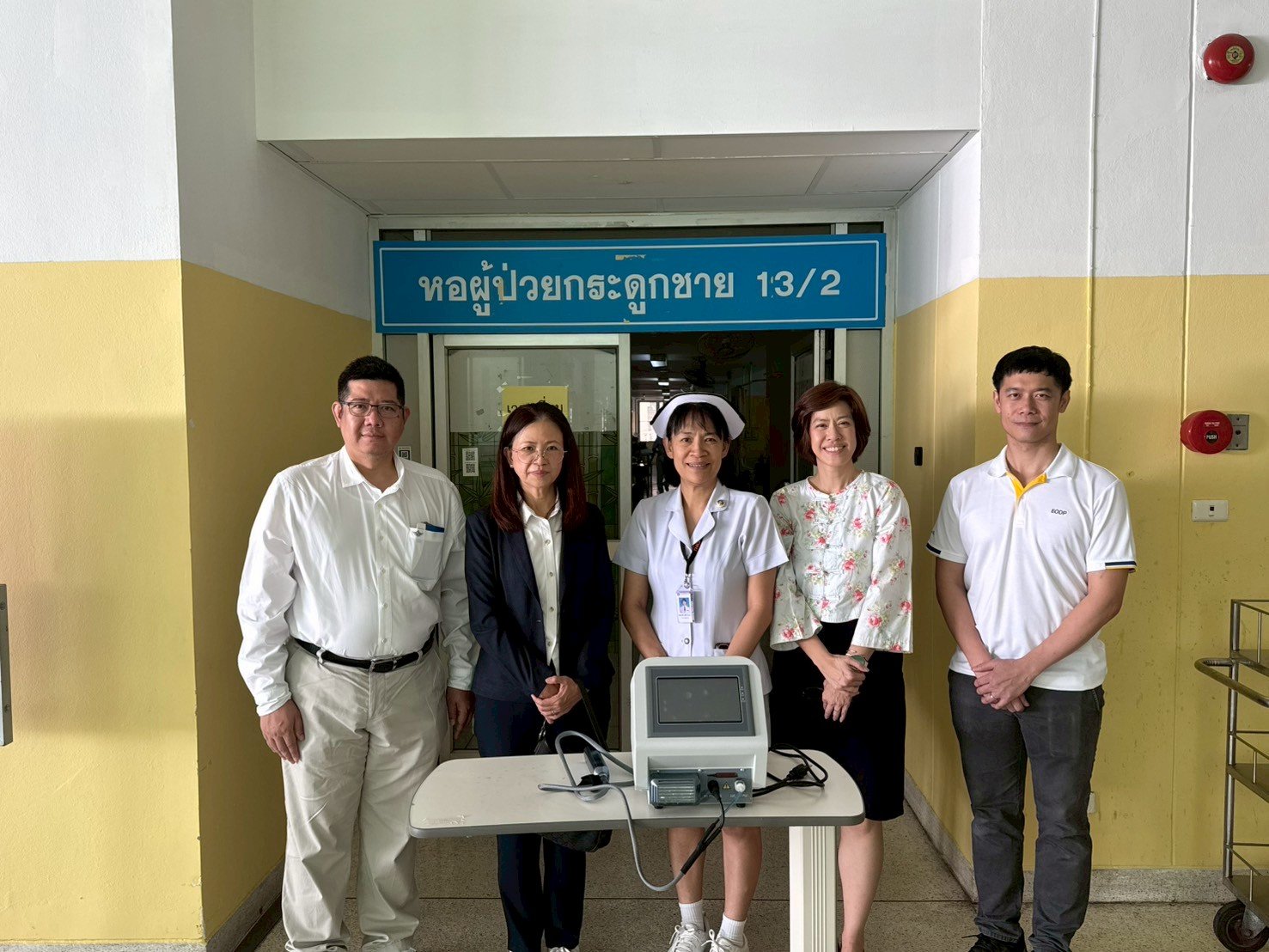 Read more about the article ศูนย์ความเป็นเลิศด้านฟิสิกส์ ร่วมกับ บริษัท อินโนพลาสซีเอ็ม จำกัด สาธิตการใช้งาน และส่งมอบเครื่อง Compact Air Plasma Jet รุ่น NIGHTINGALE สำหรับทดสอบการใช้งานภาคสนาม ให้กับโรงพยาบาลนครพิงค์