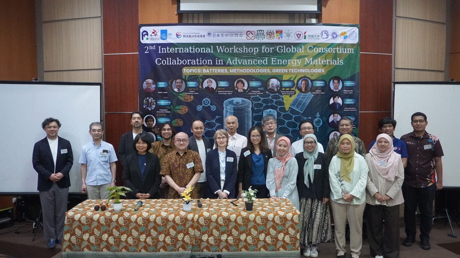 Read more about the article ศูนย์ความเป็นเลิศด้านฟิสิกส์ ร่วมประชุมวิชาการนานาชาติด้านวัสดุพลังงานชั้นสูง ณ ประเทศอินโดนีเซีย