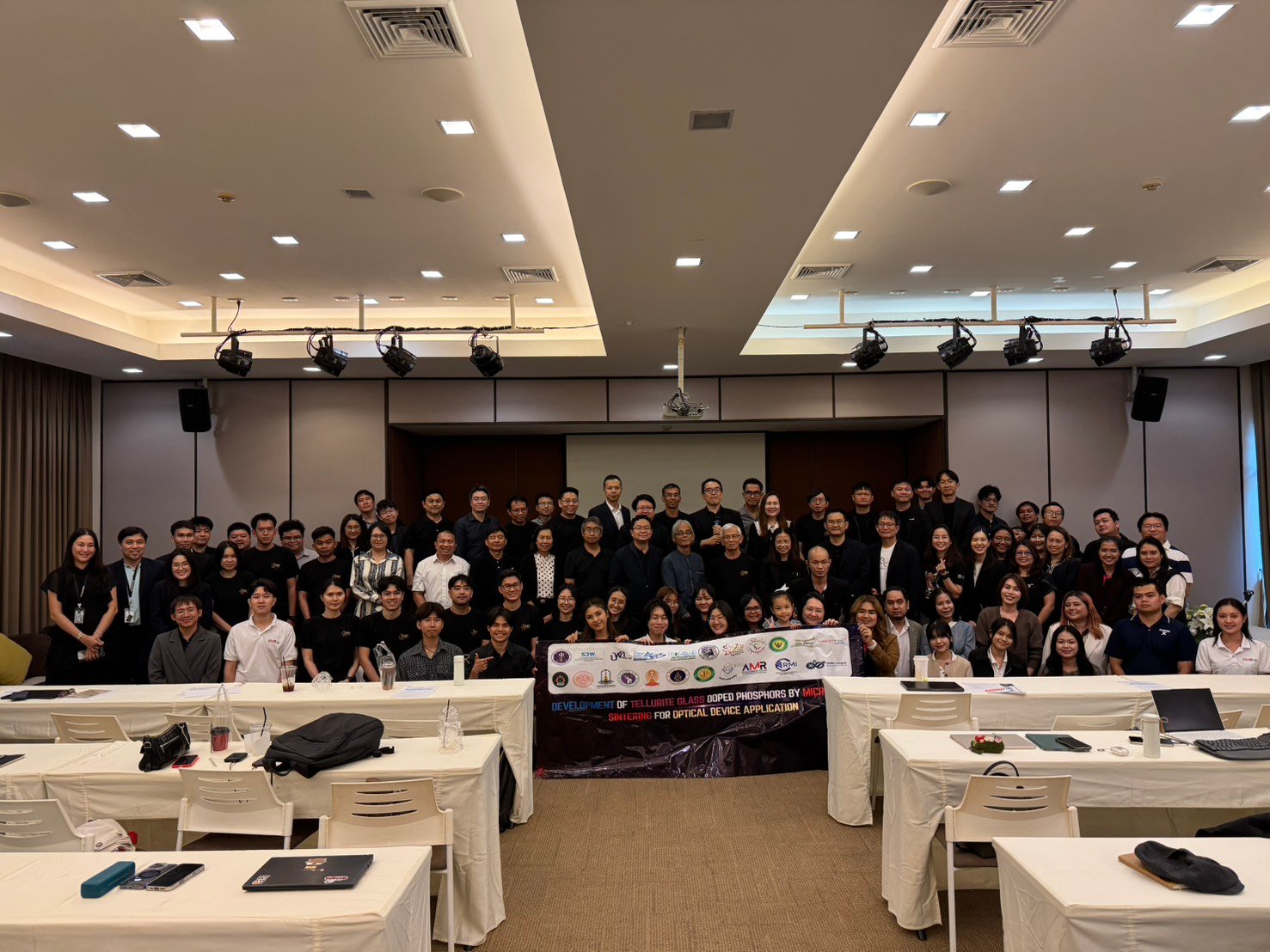 You are currently viewing ศูนย์ความเป็นเลิศด้านฟิสิกส์ จัดประชุมติดตามความก้าวหน้านักวิจัยระดับหลังปริญญาเอก และร่วมจัดประชุมสัมมนาวิชาการ ดึงผู้เชี่ยวชาญกว่า 80 คน ชูนวัตกรรม “เซรามิกส์ขั้นสูง-เซนเซอร์-แร่หายาก” ขับเคลื่อนอุตสาหกรรมแห่งอนาคต