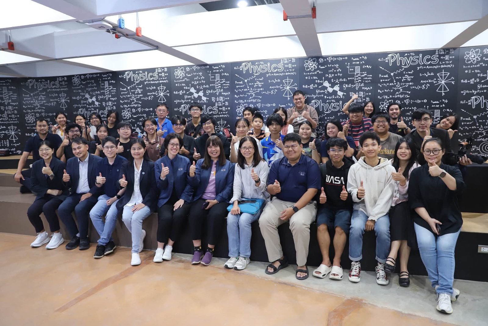 Read more about the article ศูนย์ความเป็นเลิศด้านฟิสิกส์ ร่วมกับคณะวิทยาศาสตร์ มหาวิทยาลัยเชียงใหม่ จัดเสวนาพิเศษ “NOBEL IN THE ICE” ถอดรหัสปริศนา “นิวทริโน” สู่รางวัลโนเบลฟิสิกส์ 2026